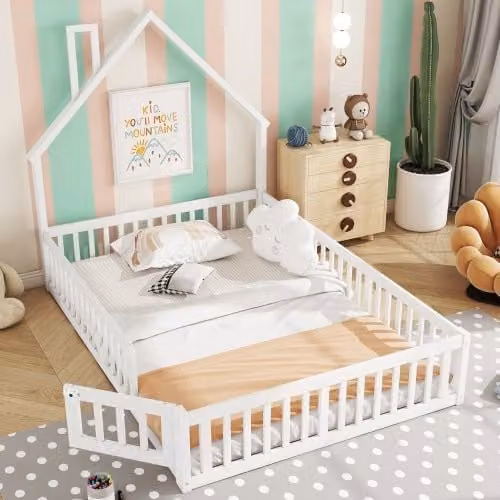 Cama cabaña OKWISH de pino en color blanco y gris con estructura de casa para dormitorio infantil, An/P/Al: 140 x 190 x 150 cm