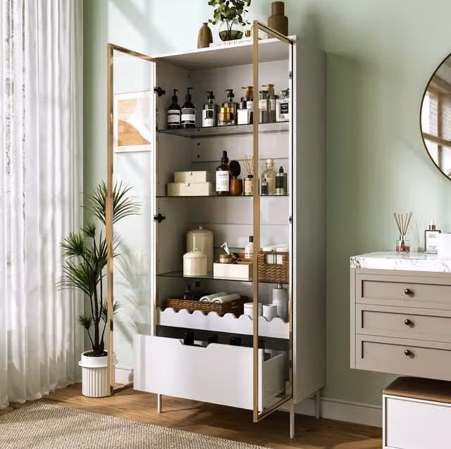 Columna de almacenamiento MODFU con 2 puertas de cristal transparente, 1 cajón y estantes regulables en MDF, color blanco y dorado
