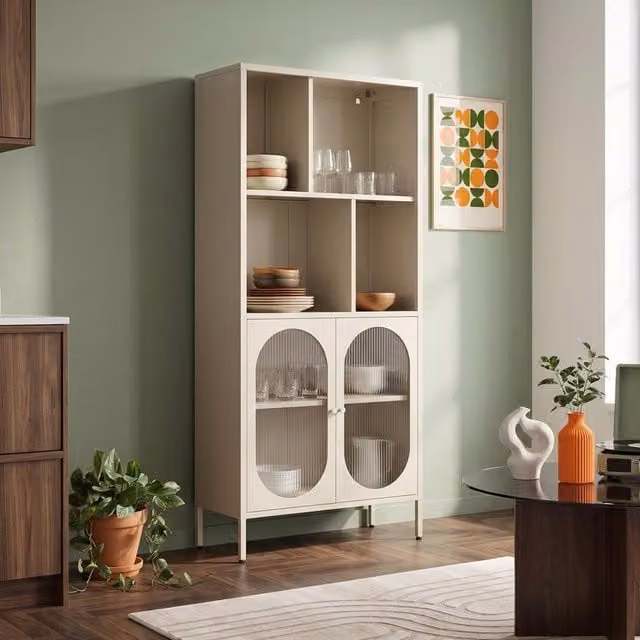 Librería industrial metálica Sicaan Milie con puertas de cristal estriado y estantes, color beige, Altura: 180 cm