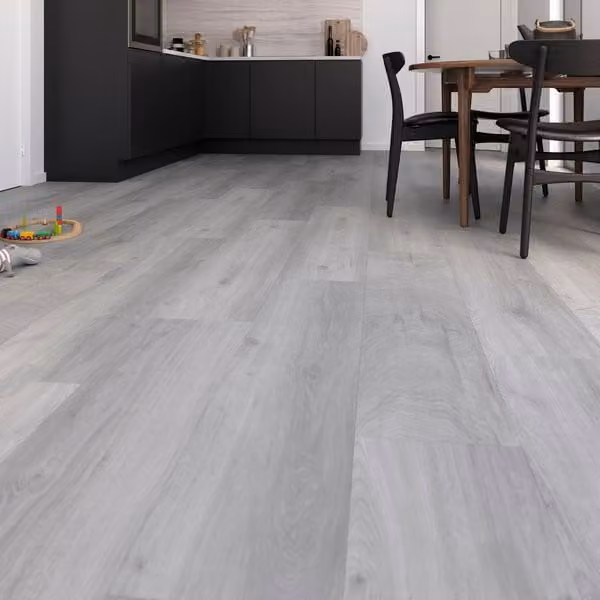 Suelo laminado con efecto madera Cooke & Lewis NK32 color gris de 8 mm con sistema click