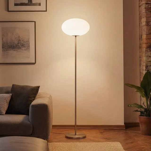 Lámpara de pie Lindby Sonika en color plata y blanco con detalles de metal y cristal, Altura: 175 cm