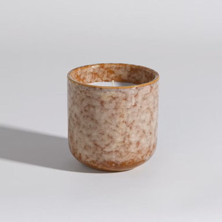 Vela perfumada Madera sensual de Maisons du Monde en recipiente de cerámica beige, blanca y marrón