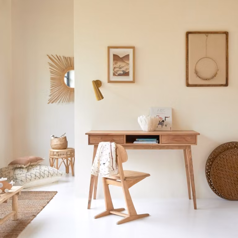 Escritorio infantil de acacia maciza Tikamoon en color marrón y beige, An/P/Al: 117 x 50 x 78 cm