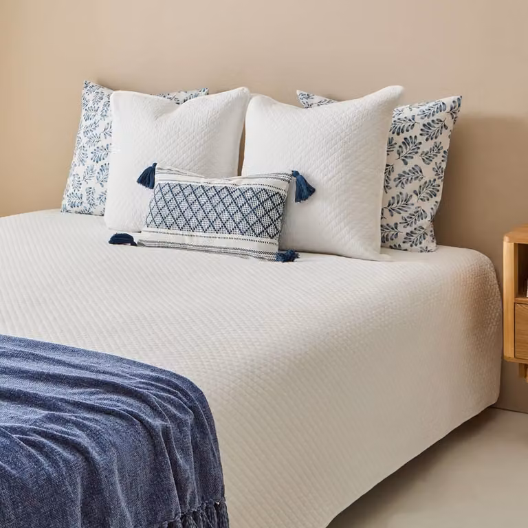 Colcha acolchada de algodón Textura Interiors con diseño geométrico clásico en color blanco para cama de 80-90 cm