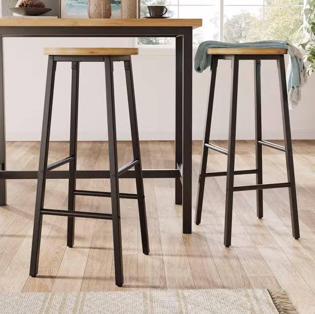 Juego de 2 taburetes de bar MODFU con asiento de MDF y patas metálicas regulables en color negro, An/P/Al: 30 x 30 x 70 cm