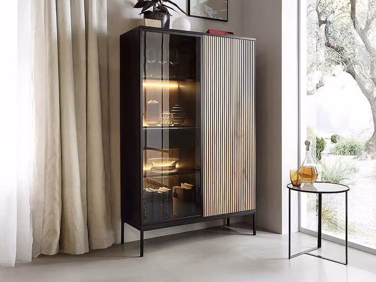 Vitrina Vente-Unique con 2 puertas de vidrio, 1 cajón e iluminación LED integrada en MDF, color negro y marrón, An/P/Al: 101 x 39 x 165,5 cm