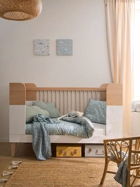 Cuna evolutiva Vertbaudet en color blanco con detalles de madera de haya, An/P/Al: 140 x 70 x 92 cm