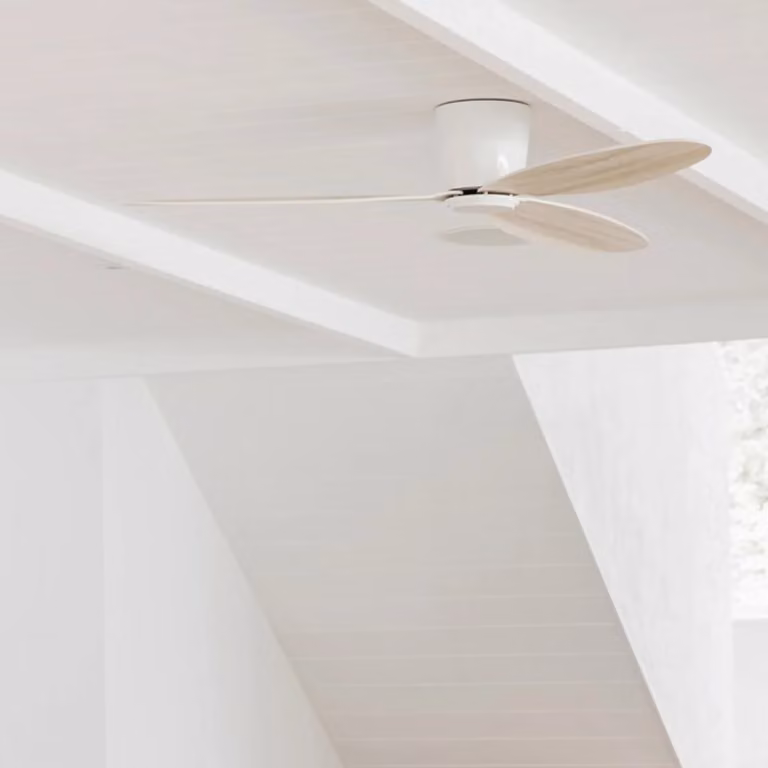 Ventilador de techo Airfusion Radar de Beacon Lighting en color marrón y blanco con acabado de madera, Diámetro: 106 cm