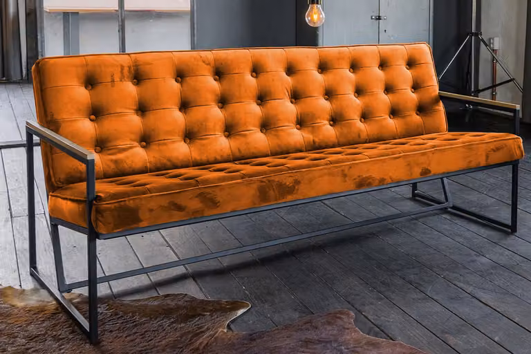 Sofa KAWOLA ARLY tapizado en terciopelo color cognac con detalles en metal y diseño minimalista para tu salón