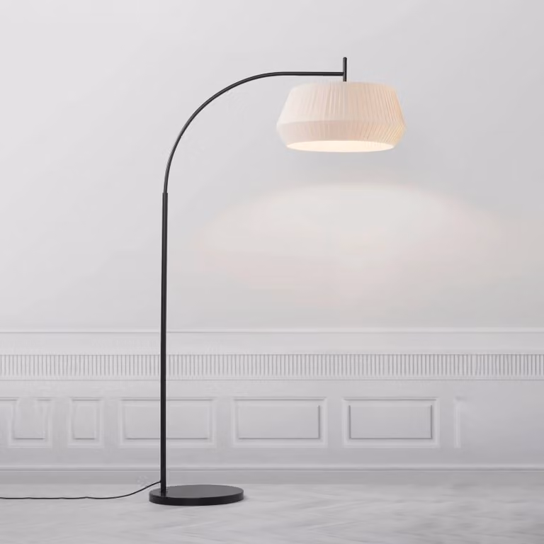 Lámpara de pie de arco Nordlux Dicte en color beige con pantalla de tejido y estructura de metal para salón o comedor, Altura: 180 cm