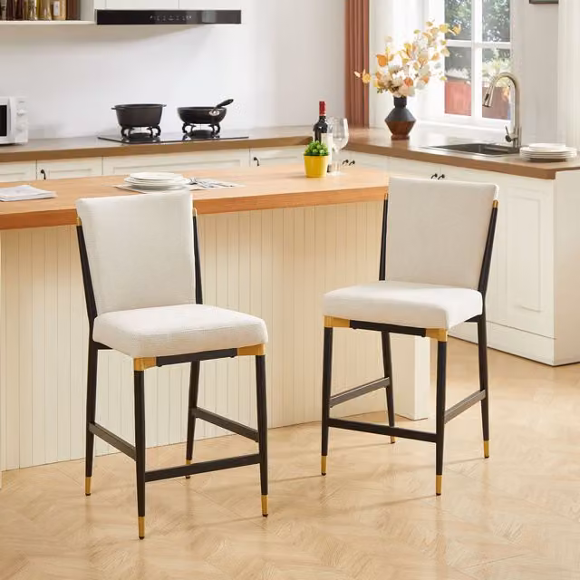 Juego de 2 taburetes de bar KELLANY de estilo escandinavo con cojín de tela beige y estructura de metal en negro y dorado con reposapiés rectangular