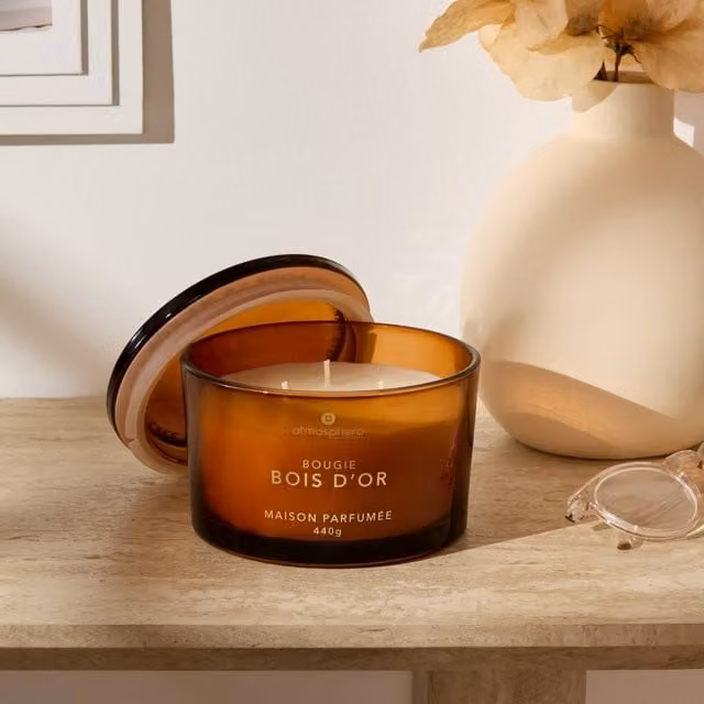 Vela perfumada Glowy Bois D'Or de Atmosphera con aroma amaderado en tonos naranja y marrón de 440 g