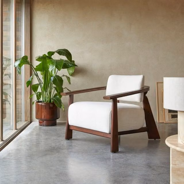 Sillón de madera maciza de mindi y tela Tikamoon en color beige y marrón con reposabrazos