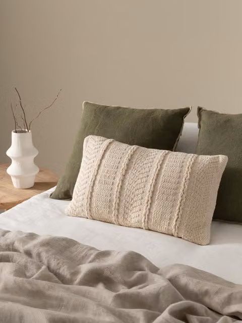 Cojín de cuello tipo bolster Lark de Kenay Home, diseño étnico a rayas en color beige y funda de algodón lavable