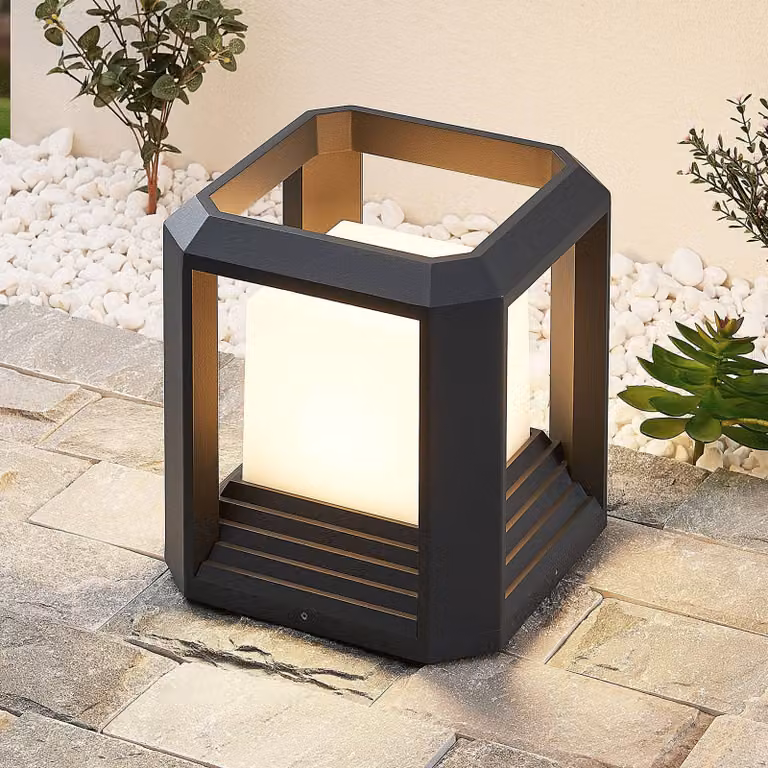 Baliza LED Serenella de Lucande para jardín en aluminio, color negro o gris, diseño moderno con iluminación hacia abajo e IP65