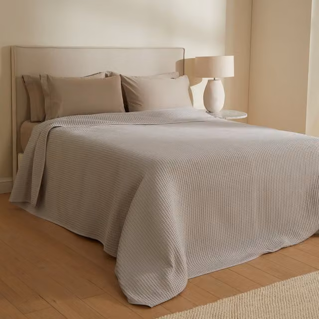 Colcha de algodón Marlene de El Corte Inglés en color blanco o beige con diseño geométrico minimalista y textura waffle pique