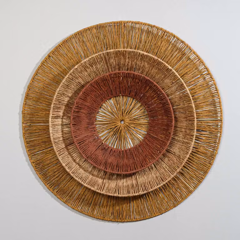 Decoración de pared redonda de yute y ratán estilo boho de Maisons du Monde, multicolor y beige, Diámetro: 70 cm