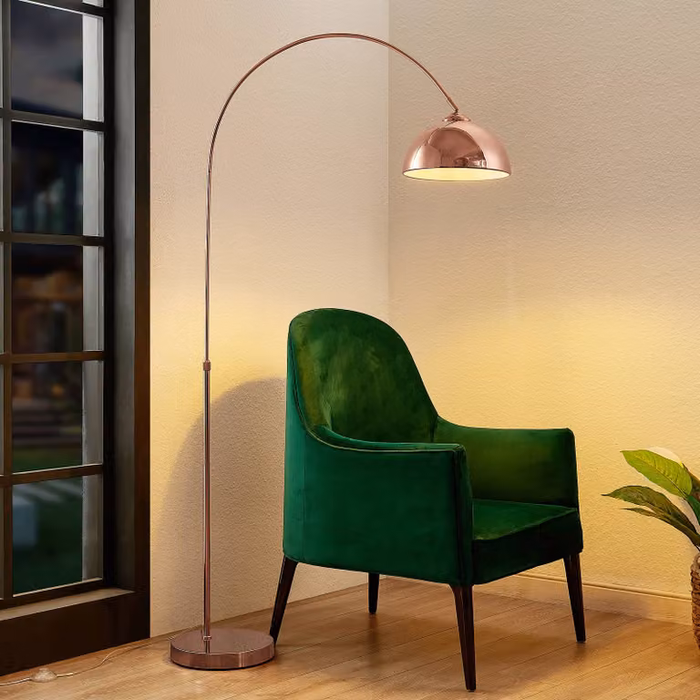 Lámpara de pie de arco Lindby en color cobre, regulable en altura y de estilo moderno para salón o comedor