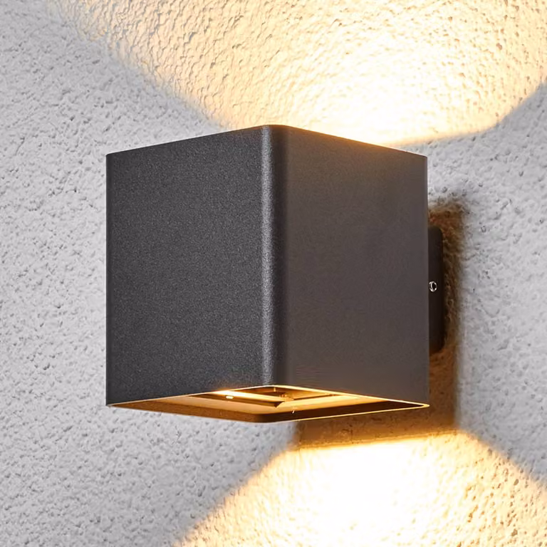 Lámpara de pared LED Aaron de Lucande para exterior en color negro y aluminio con iluminación up/down y luz blanca cálida