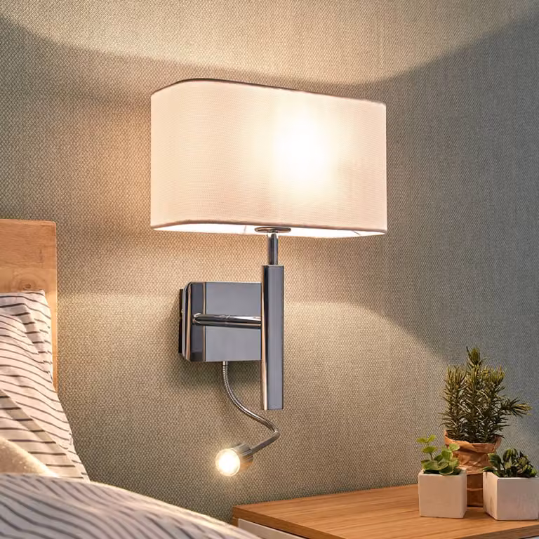 Aplique de pared ajustable Lucande Jettka en cromo, plata y blanco con pantalla de tejido para salón o comedor
