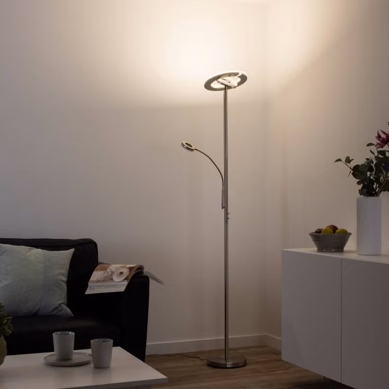 Lámpara de pie LED inteligente LOLA Smart Rocco con brazo de lectura, atenuable y compatible con Alexa y Google Assistant, acabado gris y plata en aluminio y metal para salón o comedor