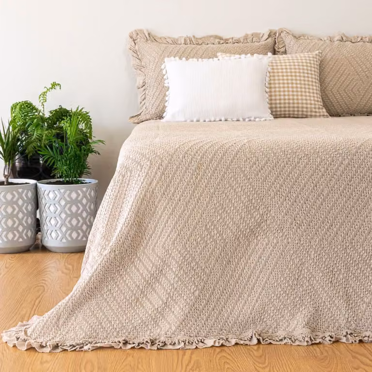 Colcha de algodón jacquard Casa da Laura en color marrón y beige con volantes para adultos