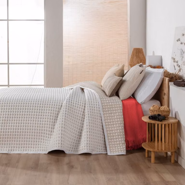 Colcha reversible de jacquard Kai de Manterol en beige y blanco para cama de 180 cm
