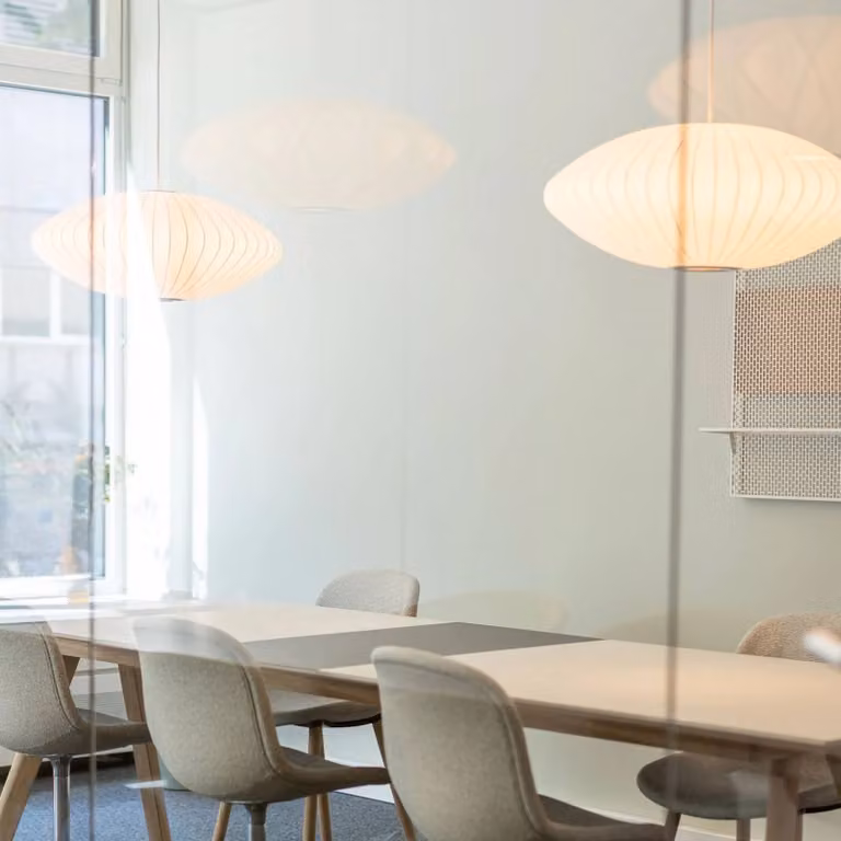 Lámpara colgante de diseño Nelson Saucer Bubble de HAY en color blanco ópalo, atenuable y fabricada en plástico para salón o comedor