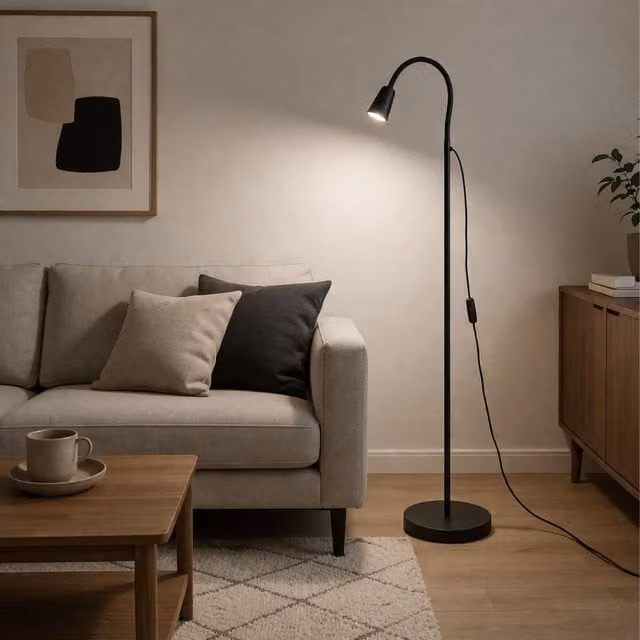 Lámpara de pie F-BRIGHT Kueto con cabezal flexible orientable en metal negro de 148 cm