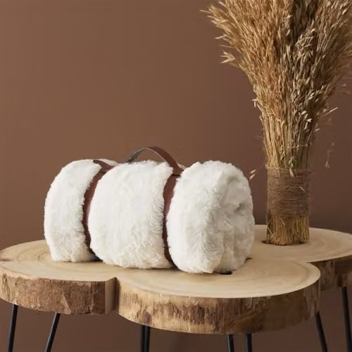 Manta de imitación de pelo suave HOME DECO FACTORY en color blanco con asa de transporte