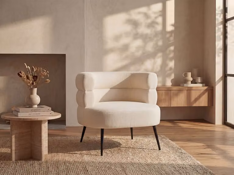 Poltrona CAMEDO de Vente-Unique en tejido beige con estructura de metal y reposabrazos