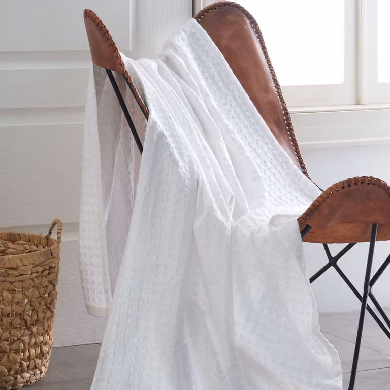 Plaid de algodón blanco Sensei Maison con textura waffle pique, An/P: 130 x 170 cm
