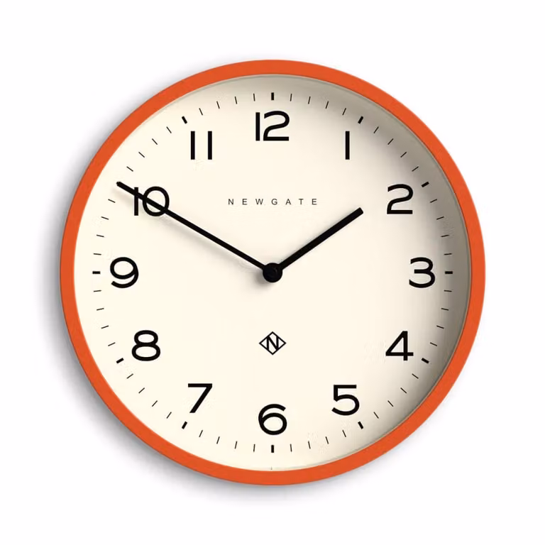 Reloj de pared analógico moderno Newgate redondo en color naranja