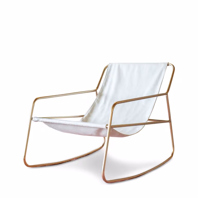 Silla mecedora de tela blanca y detalles dorados con estructura de metal para comedor