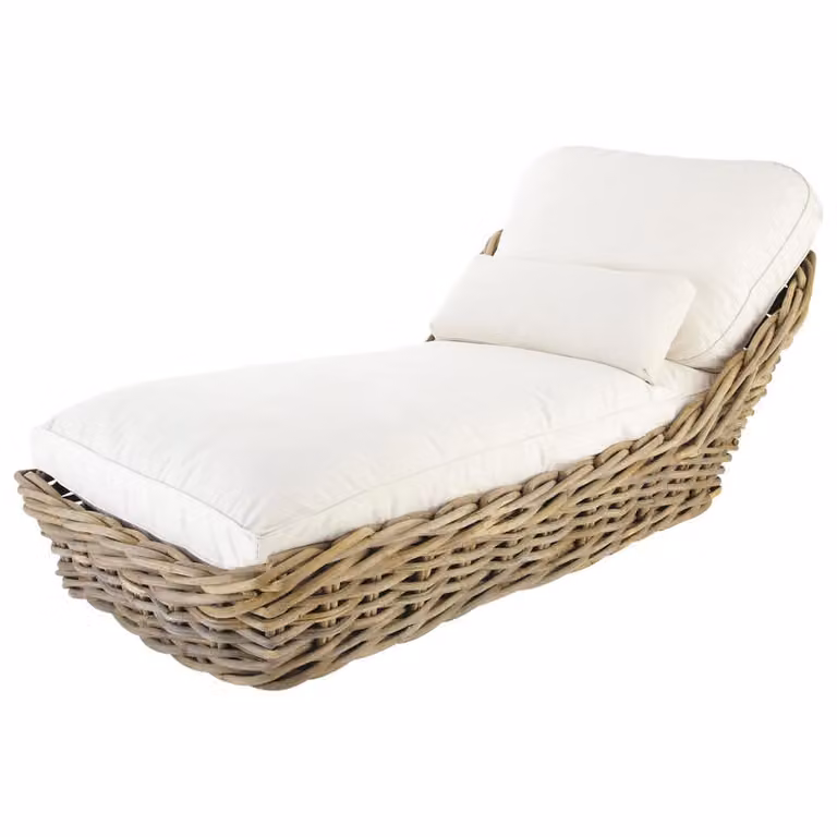 Cama de exterior de ratán Maison du Monde con cojines resistentes a la intemperie en color beige y blanco
