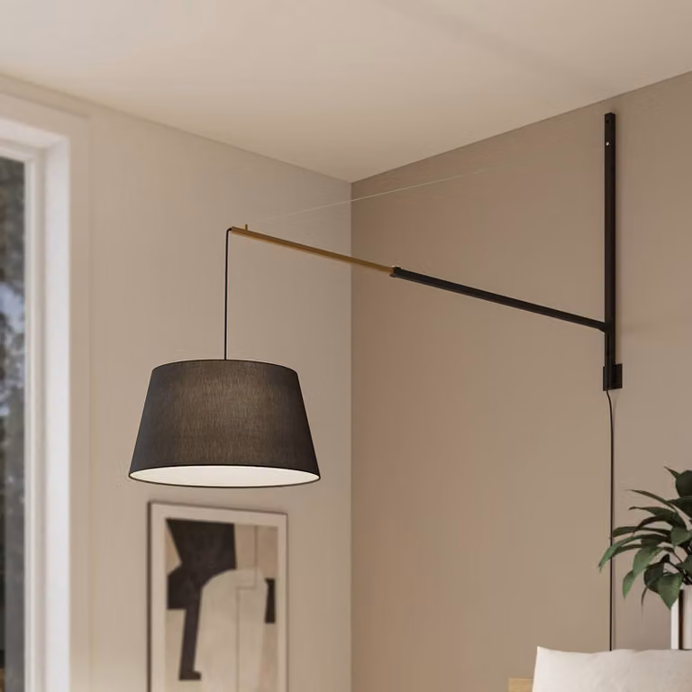 Aplique de pared ajustable Beleza de Lucande en negro o dorado con acabado textil y aluminio para salón, comedor o terraza, Altura: 150 cm