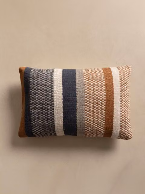 Cojín Api de Kenay Home con diseño de rayas en azul y naranja, rectangular y de algodón, An/P/Al: 40 x 40 x 1 cm