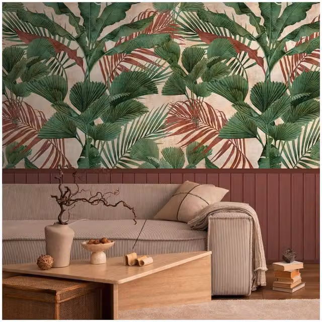 Fotomural de papel pintado vinílico e-Delux con diseño de jungla tropical y motivos botánicos en colores verde, pardo-rojo y beige, acabado mate y textura ligera. An/Al: 159 x 280 cm