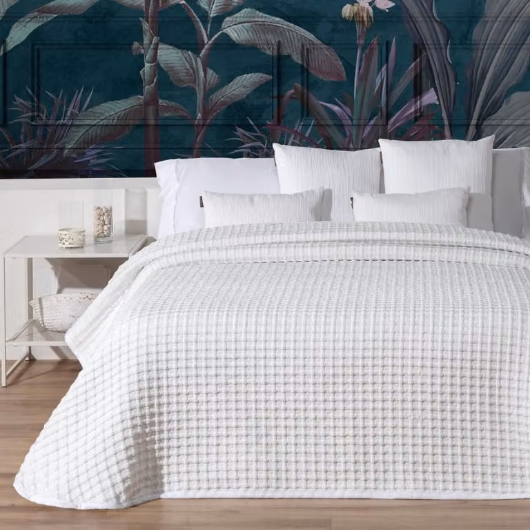 Colcha reversible de jacquard Kai de Manterol en blanco o beige para cama de 180 cm