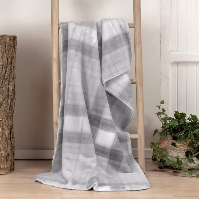 Manta plaid Manterol de pelo con diseño de cuadros en color gris, An/P: 140 x 190 cm
