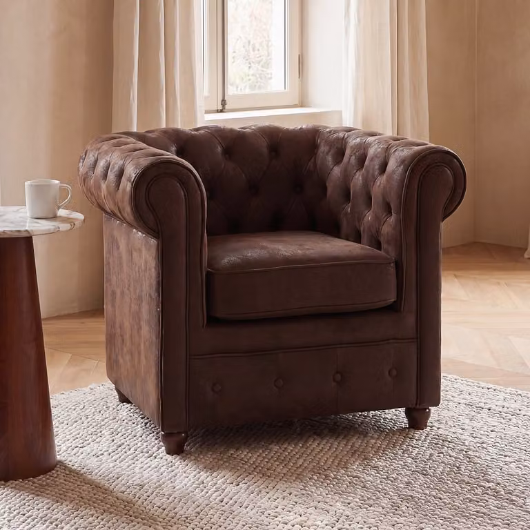 Sillón estilo Chesterfield de Maisons du Monde en antelina marrón con acabado capitoné