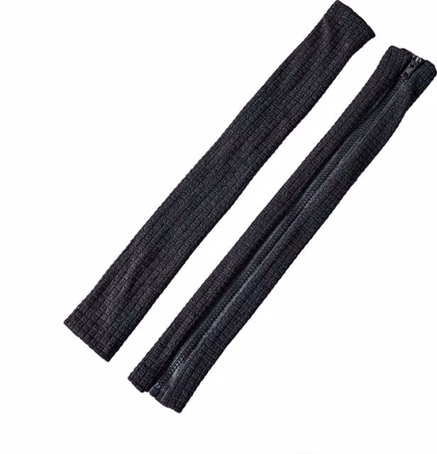 Set de 2 fundas para reposabrazos Infinite de color negro con diseño de rayas en poliéster resistente a las manchas para hogar y oficina