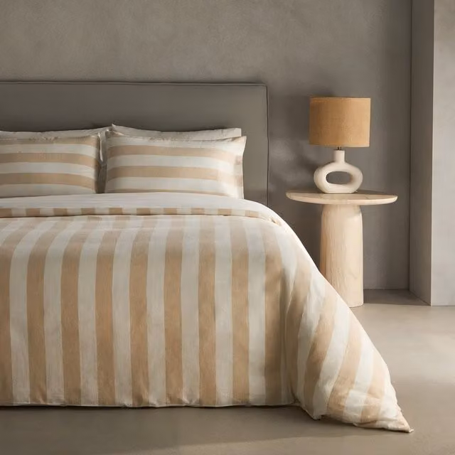 Juego de funda nórdica y fundas de almohada Orson de El Corte Inglés, diseño de rayas en lino y algodón, color beige, An/P: 180 x 200 cm