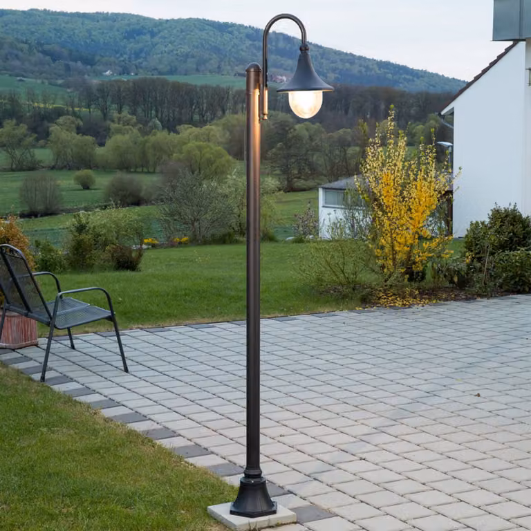Lámpara de exterior Daphne de Lindby, diseño moderno en negro y transparente, altura: 220 cm, compatible con E27, IP44 y regulable
