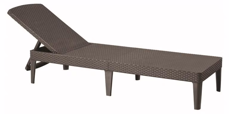 Sillón de exterior Keter en color marrón con reposacabezas ajustable y tejido sintético resistente a la intemperie
