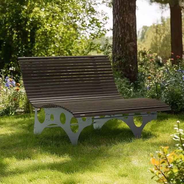 Tumbona Home Deluxe NIRA wave de madera tratada en color nogal con diseño ergonómico para jardín
