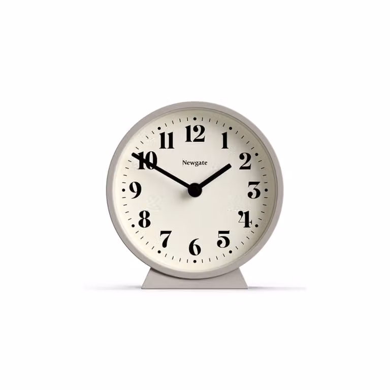 Reloj de mesa analógico Newgate moderno con mecanismo silencioso en gris y negro mate