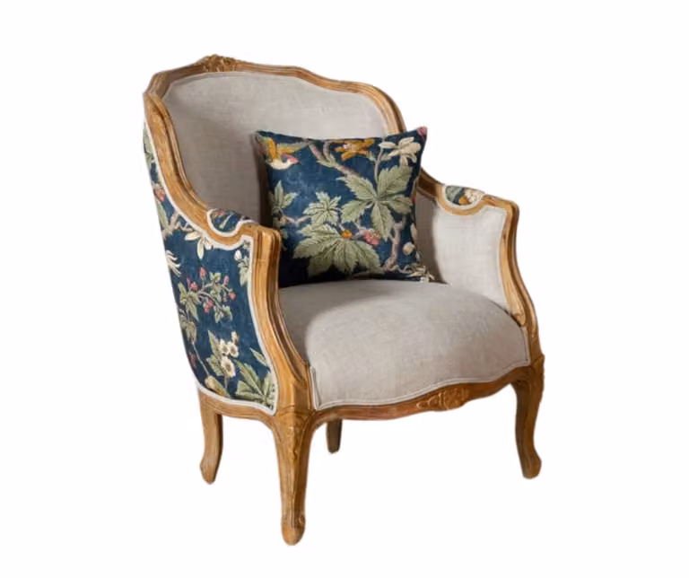 Sillón clásico Robin des Bois con estructura de madera de caucho y tapizado de lino en colores blanco y beige con diseño floral y reposabrazos