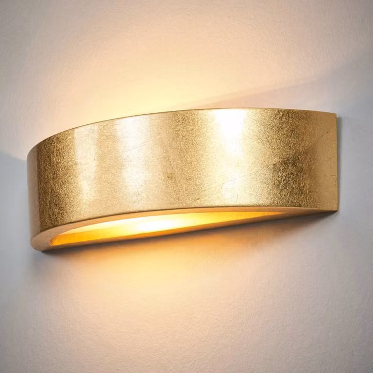 Aplique de pared Jasin de Lindby en latón y cerámica, diseño moderno y regulable para salón o comedor