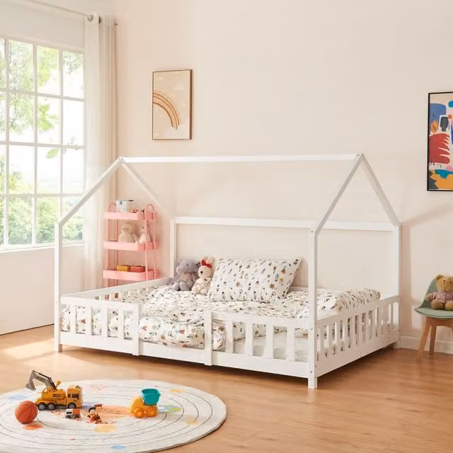 Cama para niños Sisimiut de en.casa con forma de casa, fabricada en madera de pino, color blanco mate, 140 x 200 cm